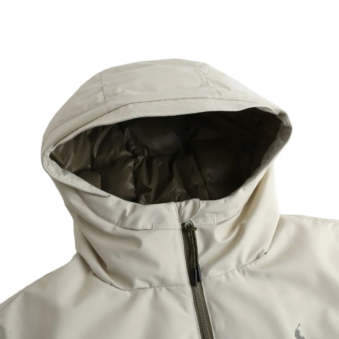 P980 Ralph Lauren pony embroidered hooded down jacket (off-white). The inner filling is made of high-quality 90 white duck down, weighing 220g, ensuring excellent thermal insulation performance. After strict screening and processing, the velvet is not easy to get drilled, ensuring durability. The fabric is made of high-density nylon taffeta with a density of about 210T-300T, with a smooth and slightly matte surface, excellent windproof and waterproof properties (with DWR water-repellent treatment), strong wrinkle resistance and easy care, in line with the American casual positioning of "durable and practical". The lining fabric is made of 100% polyamide. The high-density and tight weaving process prevents fine lint from emerging from the gaps in the fabric. The smooth surface improves the putting on and taking off experience, and the excellent wear and tear resistance ensures damage caused by frequent use, while the light and soft texture does not affect the overall weight. The classic jacket has a slightly loose fit, slightly dropped shoulder line (shoulder width is 1-2cm wider than the standard fit), is hip-length, and has slightly tapered straight sleeves, taking into account both freedom of movement and casual style. The adjustable Velcro on the cuffs allows you to freely adjust the tightness according to the thickness of your wrist and personal preferences, effectively preventing cold wind from intruding, and improving the warmth performance. In terms of storage, the two front zipper pockets are convenient for you to place frequently used items, and the zipper design ensures that items are not easily lost. A built-in pocket on the left side of the chest provides a safe storage space for some small private items. The drawstring design at the hem allows you to adjust the shape of the jacket according to your body shape and dressing needs. Whether it is loose and casual or slim and neat, you can easily control it. Polo horse logo on the left chest: flat satin stitch embroidery (satin embroidery), the embroidery thread is 100% polyester high color fastness embroidery thread (the color number is consistent with the brand's standard red color card), the stitch density is 12-15 stitches/cm, the outline of the horse logo is clear, and the details of the rider and horse are burr-free. Size:S-M-L-XL